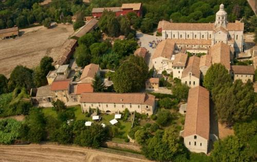 Abbazia di Fossanova Apartment | Casette rosse nel borgo medievale di Fossanova