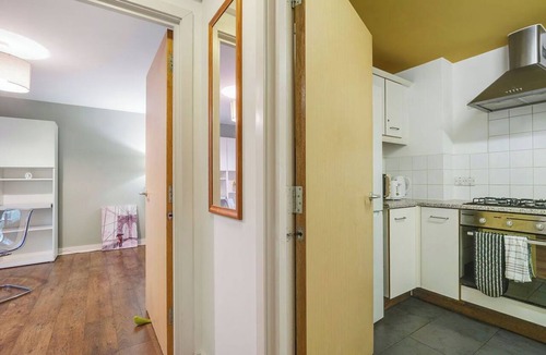 Clerkenwell Apartment | Central 1BR Full Bath near Farringdon for 4
