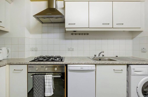 Clerkenwell Apartment | Central 1BR Full Bath near Farringdon for 4