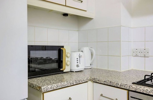 Clerkenwell Apartment | Central 1BR Full Bath near Farringdon for 4