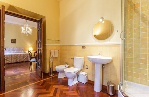 Rione III Colonna Apartment | Central between Spanish Steps and Trevi Fountain 2 double bedrooms WI FI