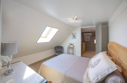 Plantades Bed & Breakfast | “Chambre Raphaël” Guest Room with Mountain View, Wi-Fi, and Air Conditioning