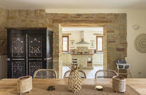 Camporotondo di Fiastrone House | Charming 7-bedroom farmhouse with pool and stunning mountain views!