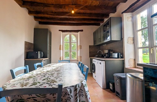 Belabre Cottage | Charming Rural Retreat with Shared Pool - 3 BR, Private Garden, Close to Nature Parks