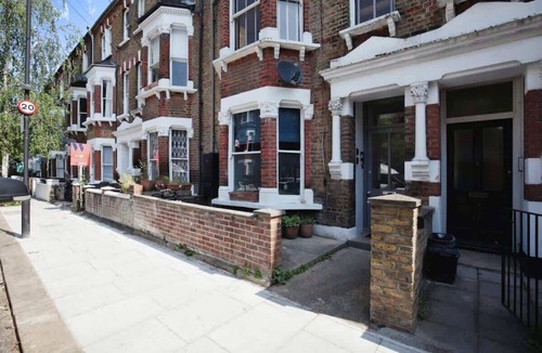 Harrow Road Apartment | Charming Victorian Apartment in Westminster