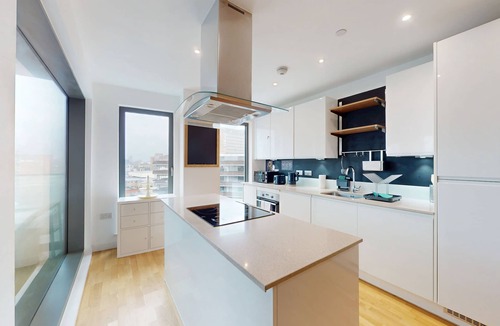Stratford and New Town Apartment | Chic 2-Bed London Flat with Balcony Near Stratford Station