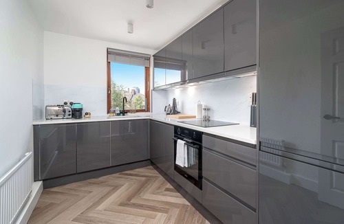 St. Mary's Park Apartment | Chic 2BR Battersea Flat - Terrace & Pet-Friendly