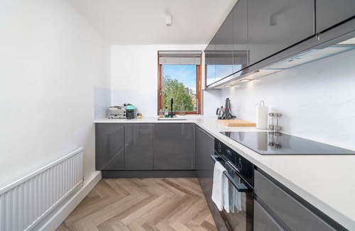 St. Mary's Park Apartment | Chic 2BR Battersea Flat - Terrace & Pet-Friendly