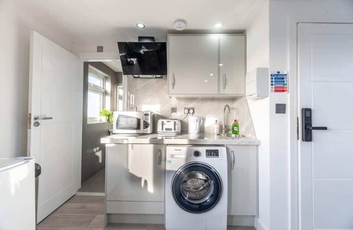 Epsom Condo | Chic Loft Studio Near London - EV Charger
