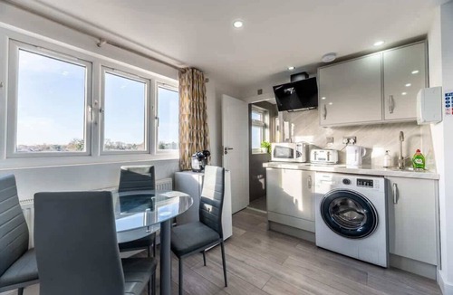 Epsom Condo | Chic Loft Studio Near London - EV Charger