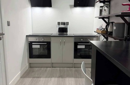Epsom Condo | Chic Loft Studio Near London - EV Charger