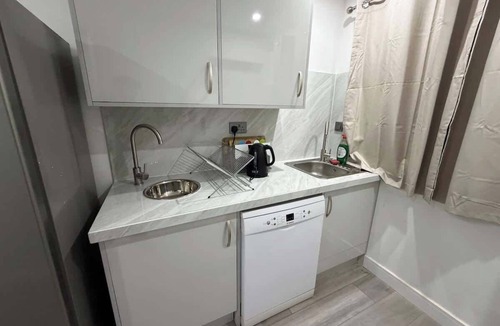 Epsom Condo | Chic Loft Studio Near London - EV Charger