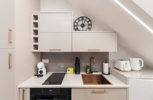 West Hendon Apartment | Chic Luxury Studio - 1 min To Tube Station