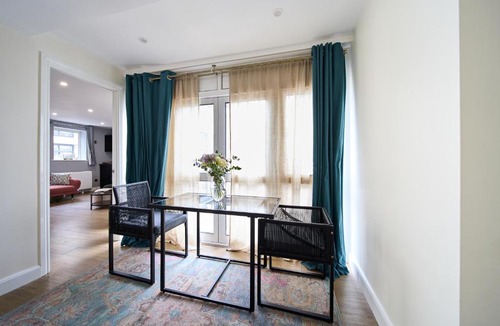 Castle Baynard Apartment | City Penthouse with Two bedrooms, Private Terrace & Free Underground Parking