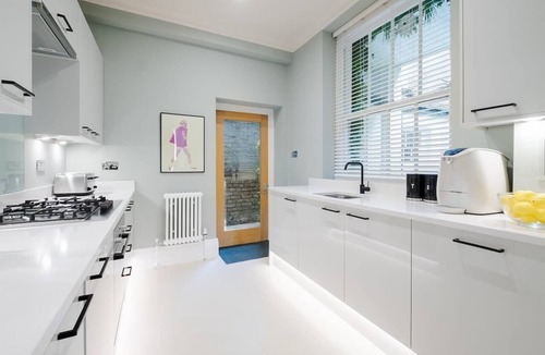 South Kensington Apartment | Classy 2BR 2BA in the ♥️ of Central London ❄️ Air Con. 🌿 Terrace | Sleeps 6