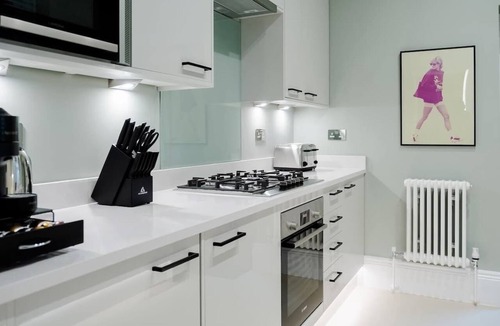 South Kensington Apartment | Classy 2BR 2BA in the ♥️ of Central London ❄️ Air Con. 🌿 Terrace | Sleeps 6