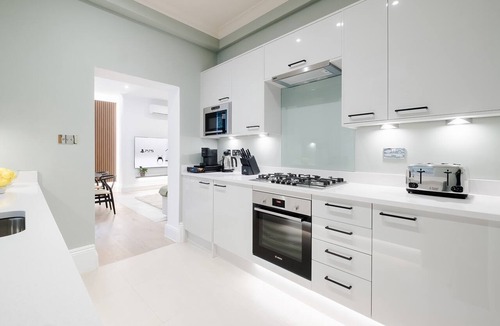 South Kensington Apartment | Classy 2BR 2BA in the ♥️ of Central London ❄️ Air Con. 🌿 Terrace | Sleeps 6