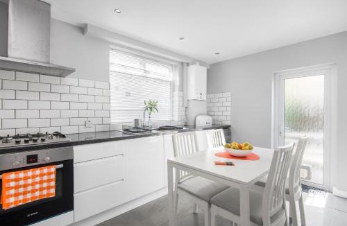 Broad Green House | Cloud9 Accommodation 3-Bed Home in Croydon, Guest 6 - High Speed Wi-Fi