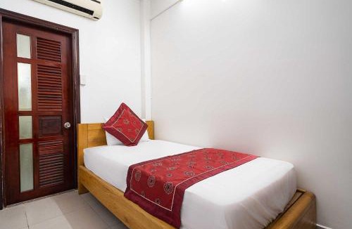 Tan Binh Hotel | Collection O Dinh Dinh Hotel - Near Tan Son Nhat Airport
