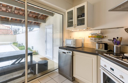 Quartier du Casino House | Comfortable House for 8 with Secure Pool, WiFi, 100m from Beach