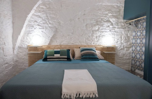 Terlizzi Bed & Breakfast | Comfortable room with private bathroom and sitting area