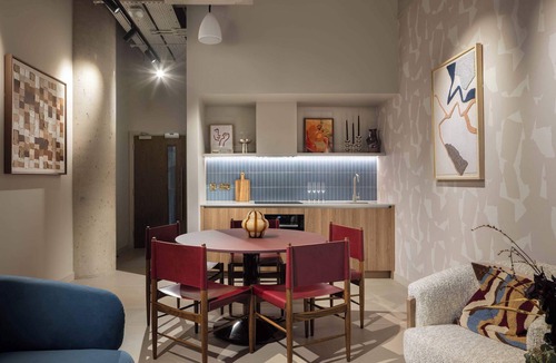 East Acton Apartment | Contemporary Studio | Coworking Hub | StayCozy
