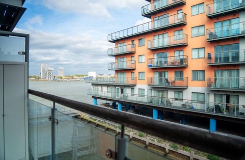 Woolwich Riverside Apartment | Cosy 2BR APT Near O2 | Free Parking + Fast WiFi