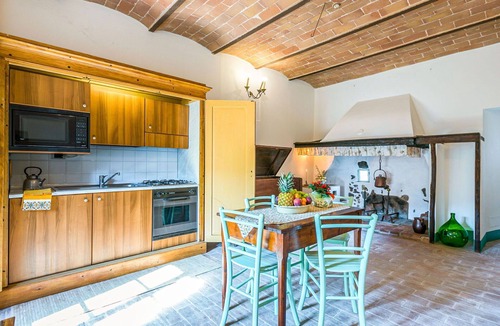 Stigliano Apartment | Cosy apartment for 12 people with WIFI, TV, patio, pets allowed and panoramic view