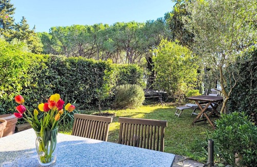 Giuncarico Apartment | Cosy apartment for 4 people with WIFI, TV, patio, pets allowed and panoramic view
