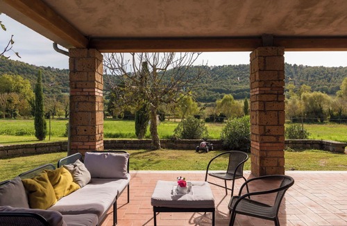 Montefiascone Villa | Cosy apartment in villa with hot tub, pool, WIFI, A/C, TV, patio, pets allowed and panoramic view