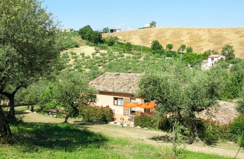 Collecorvino Villa | Cosy apartment in villa for 9 guests with WIFI, pool, TV, terrace, pets allowed and parking