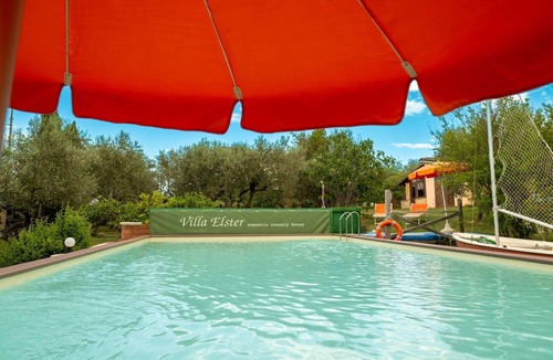 Collecorvino Villa | Cosy apartment in villa for 9 guests with WIFI, pool, TV, terrace, pets allowed and parking