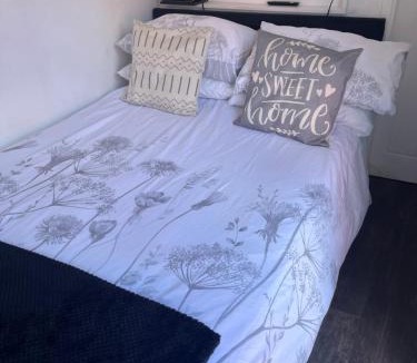 London Borough of Bromley Apartment | Cosy Cabin - Heart of Beckenham