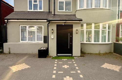 London Borough of Ealing Apartment | Cosy home, Private garden, Quite, 2 bed & sofa bed
