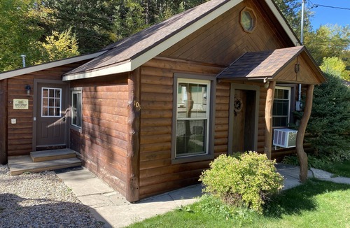 Central City Cabin | Cozy Cabin located in the heart of the Black Hills, but close to Deadwood & Lead