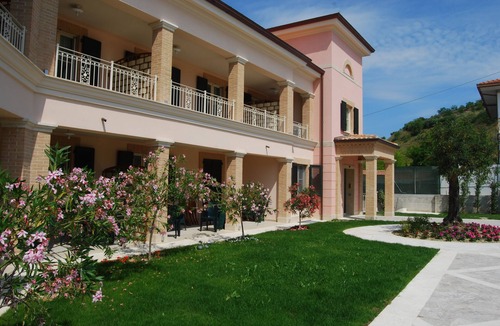 Tortoreto Apartment | Cozy resort with rooms and apartments equipped with all comforts.
