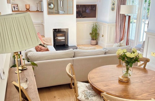 Hampton Wick Cottage | Cute cottage beside The River Thames & Hampton Court Palace