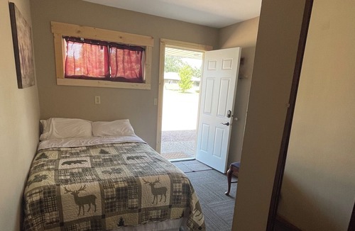 Faulkton House | Dakota Landing Cabins & Motel: Room #3-Cozy, newly remodeled motel room