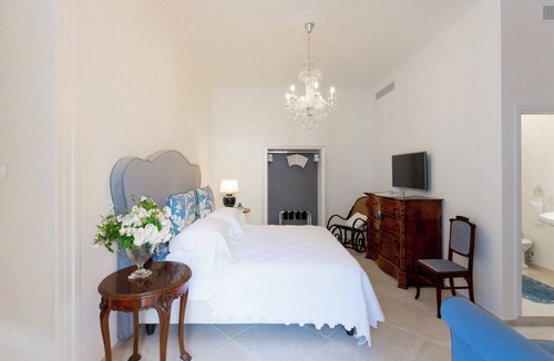 Meta House | Daphne Suite with garden within walking distance of the station and the sea
