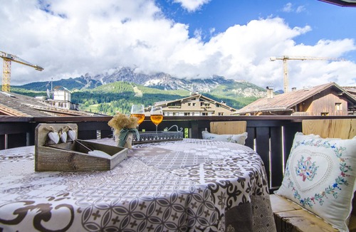 Cortina d'Ampezzo Historic Centre Apartment | Delizioso appartamento con vista in centro
