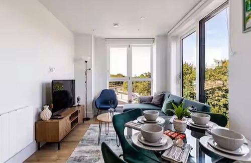 Raynes Park Apartment | Deluxe 2BR Flat with Gym, Cinema, Work Area, Free Parking, Games Room and Lounge