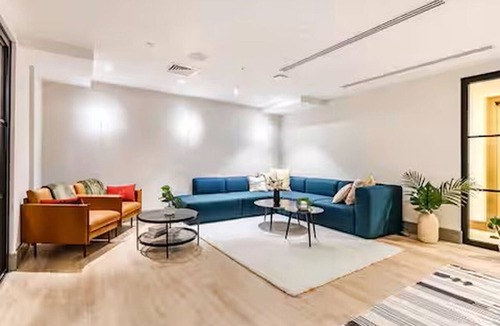 Raynes Park Apartment | Deluxe 2BR Flat with Gym, Cinema, Work Area, Free Parking, Games Room and Lounge