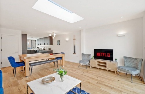 West Norwood House | Deluxe 5 Bed House in London - Pool Table