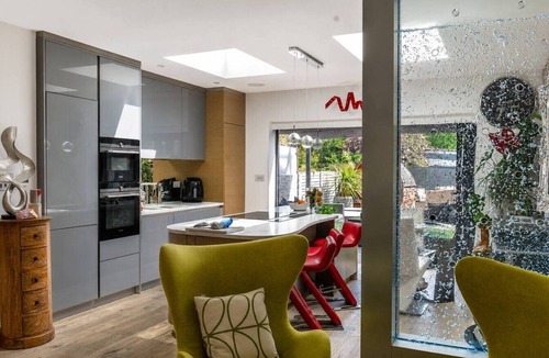 Gipsy Hill House | Design-Led 3-Bed Home with Garden, Sauna, Hot Tub & Parking
