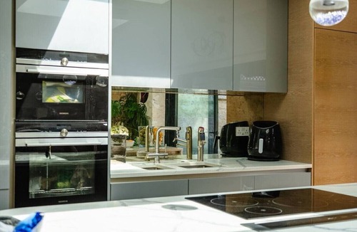 Gipsy Hill House | Design-Led 3-Bed Home with Garden, Sauna, Hot Tub & Parking