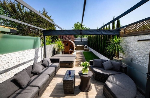 Gipsy Hill House | Design-Led 3-Bed Home with Garden, Sauna, Hot Tub & Parking