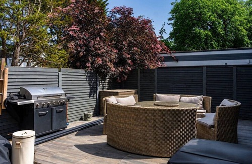 Gipsy Hill House | Design-Led 3-Bed Home with Garden, Sauna, Hot Tub & Parking