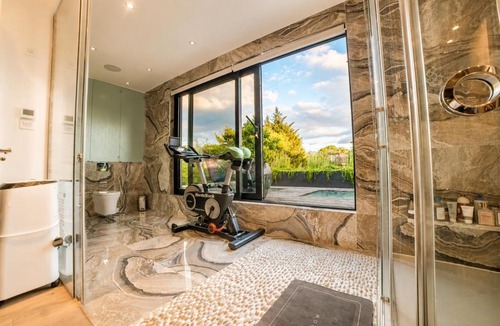 Gipsy Hill House | Design-Led 3-Bed Home with Garden, Hot Tub, Sauna & Parking