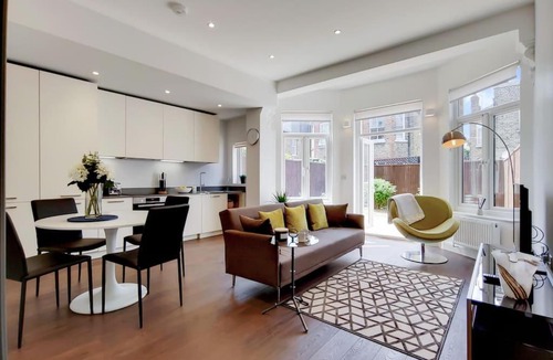 South Acton Apartment | DG1 - Family-Friendly 2-Bed with Garden in Acton - by Short Stories London