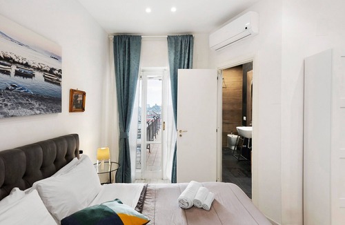 Rione Sanita Bed & Breakfast | 'Di Palma Suite Doppia' Room with Shared Terrace, Wi-Fi and Air Conditioning